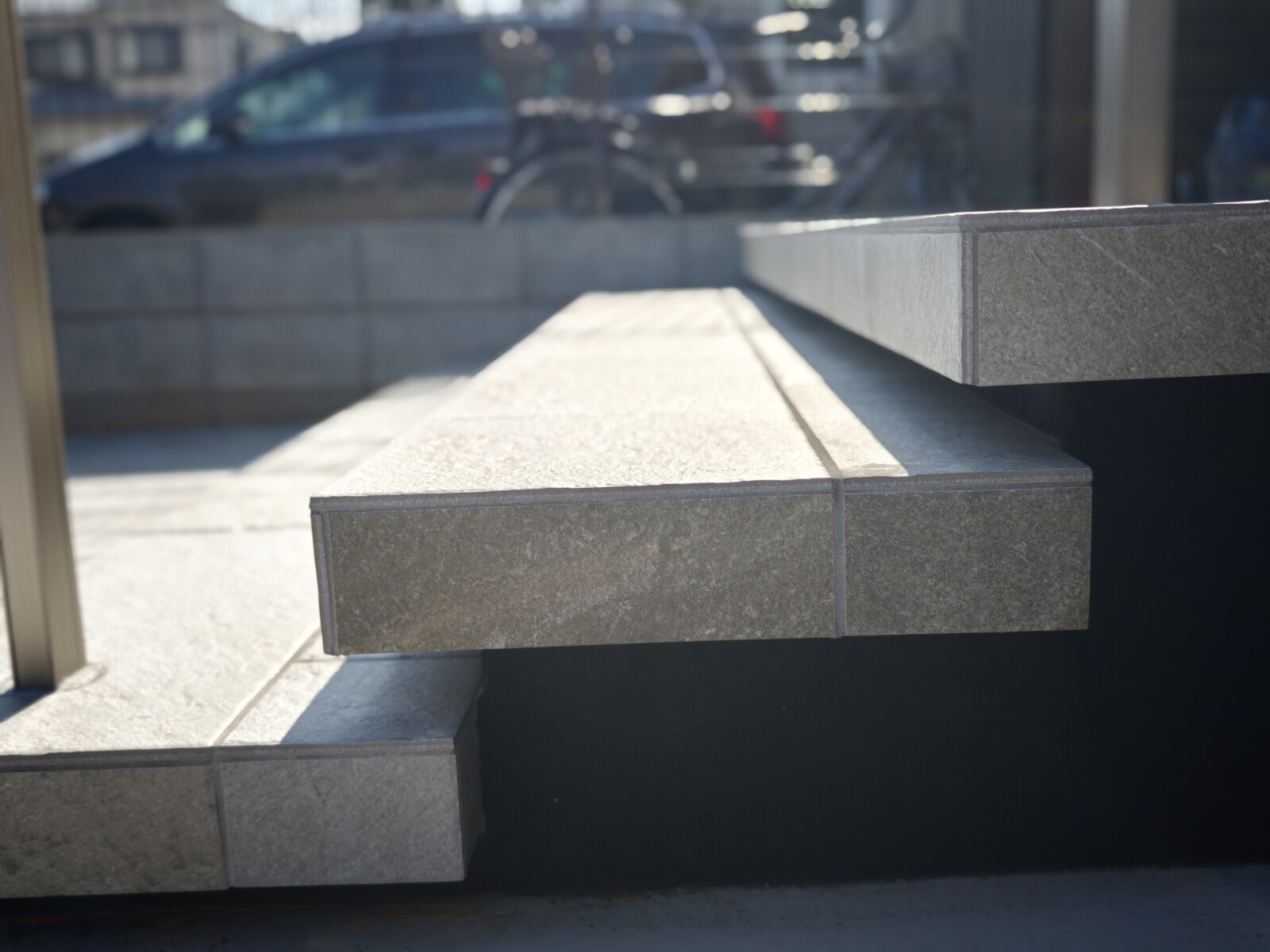 階段下に黒のジョリパットを施し、映えるような浮遊感を演出した浮き階段