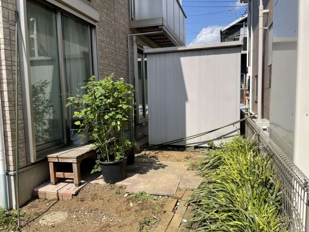 施工前の庭、既存のプランターや物置が並ぶ状態