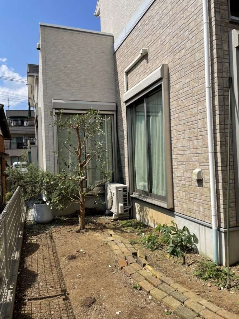 施工前の庭の奥側、入り隅の様子
