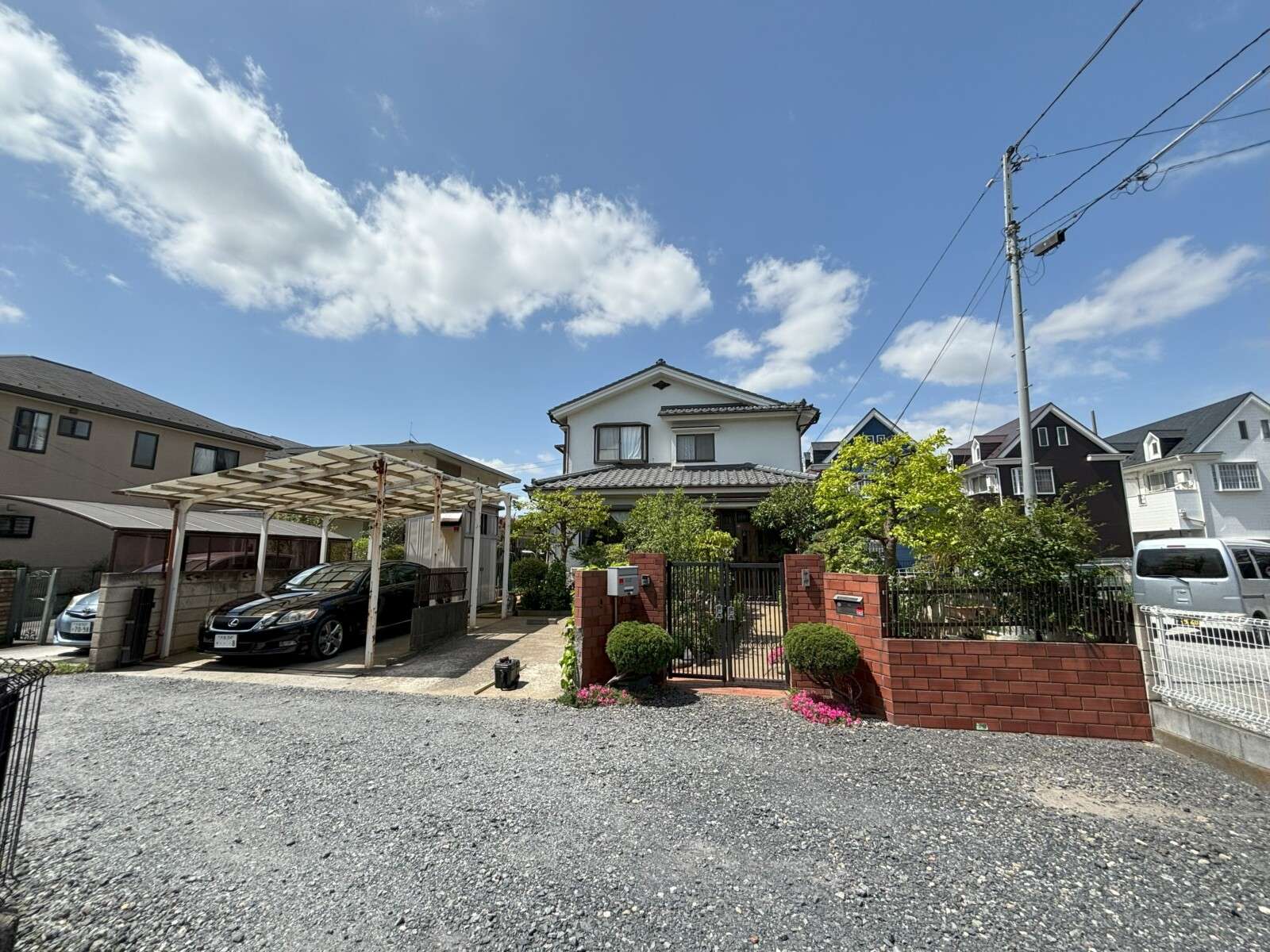 施工前の門まわりとカーポートの様子（リフォーム前の外構状況）