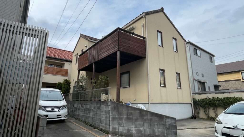 【施工前】床板が腐食し、歩くと底が抜けそうで危険な状態の築15年の木製ベランダ。