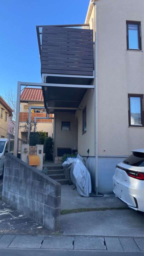 玄関前の動線を確保するため、1階の空間を広く使えるよう設計された馬梁の構造体。