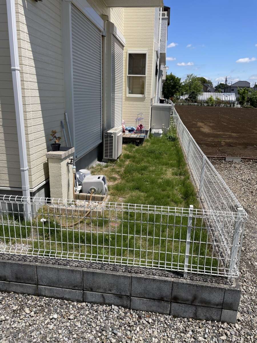 芝生と土が混在し、使い勝手の悪さが感じられる施工前の様子