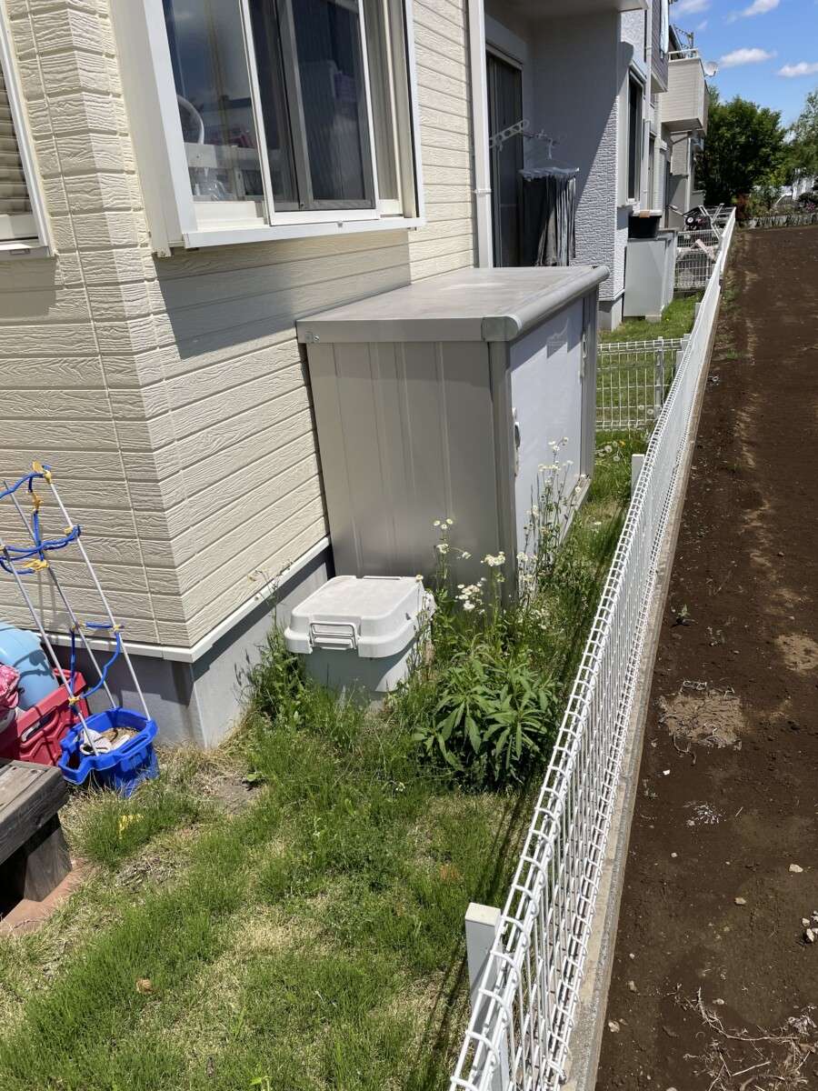 リフォーム前のリビング前庭。雑草が目立つ様子