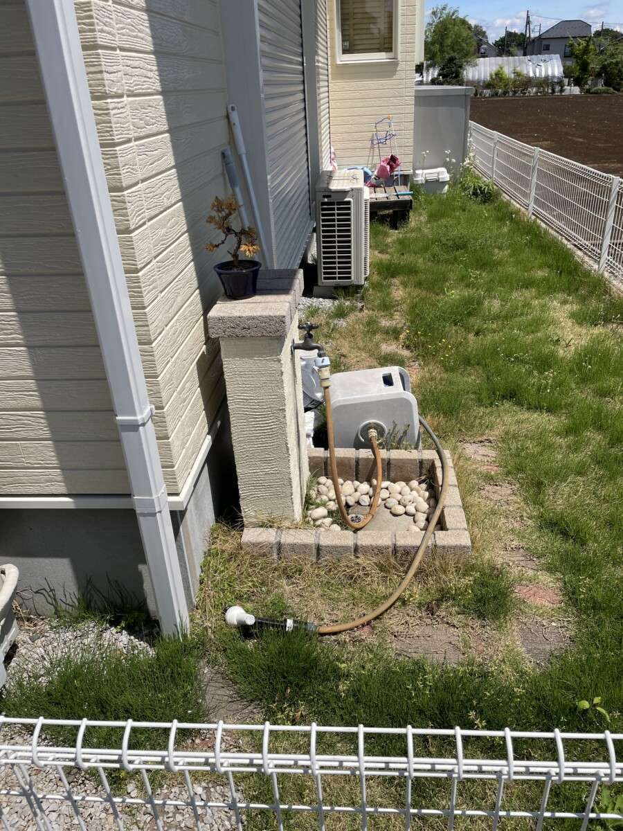 リフォーム前の庭全体。芝がまばらに生えている状態