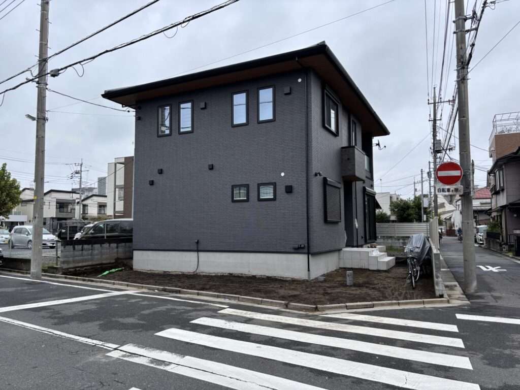 施工前の敷地の様子。土の露出した未施工状態。