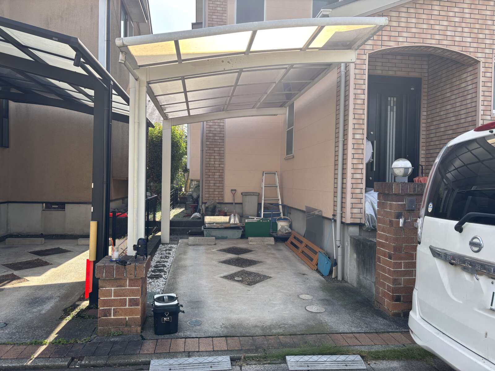既存のRタイプカーポート設置状態。開口や高さに課題があった施工前の様子。