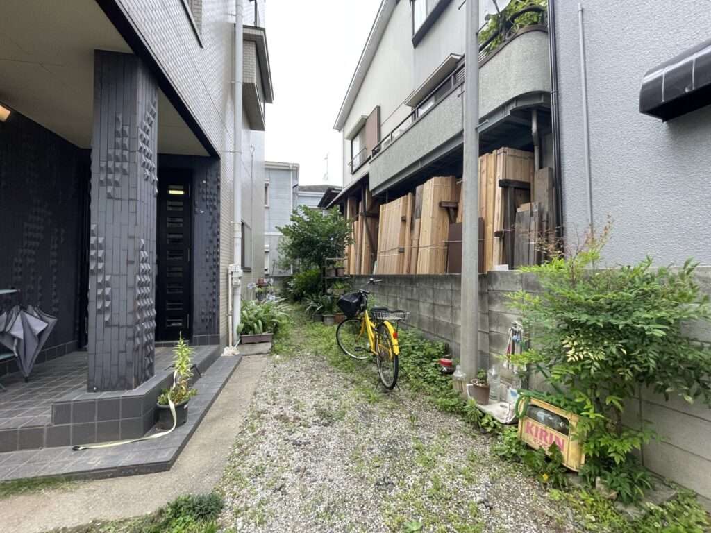 あまざらしで自転車が置かれた屋根のない自転車置き場