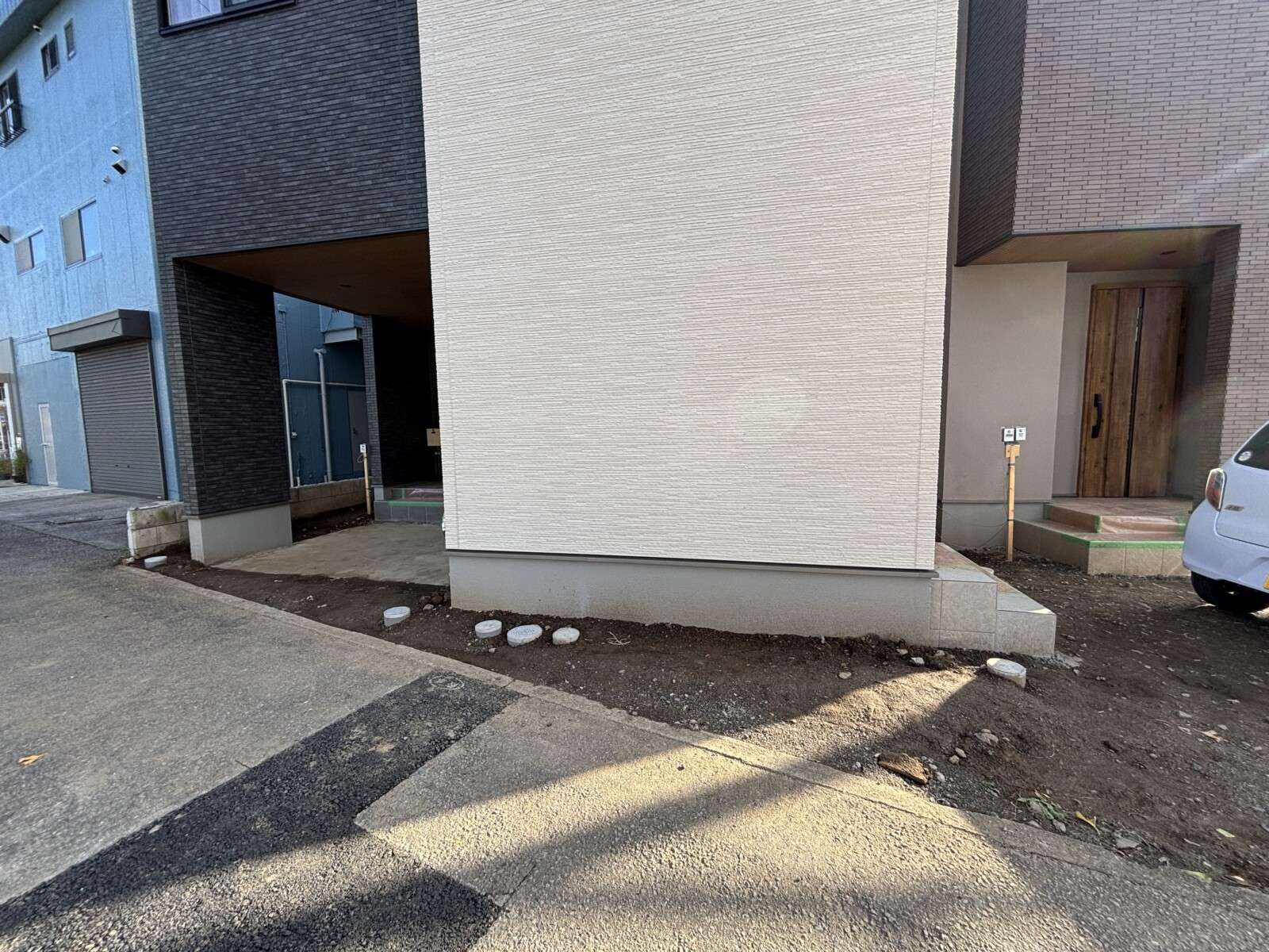 施工前の敷地、駐輪場や境界が未整備の状態