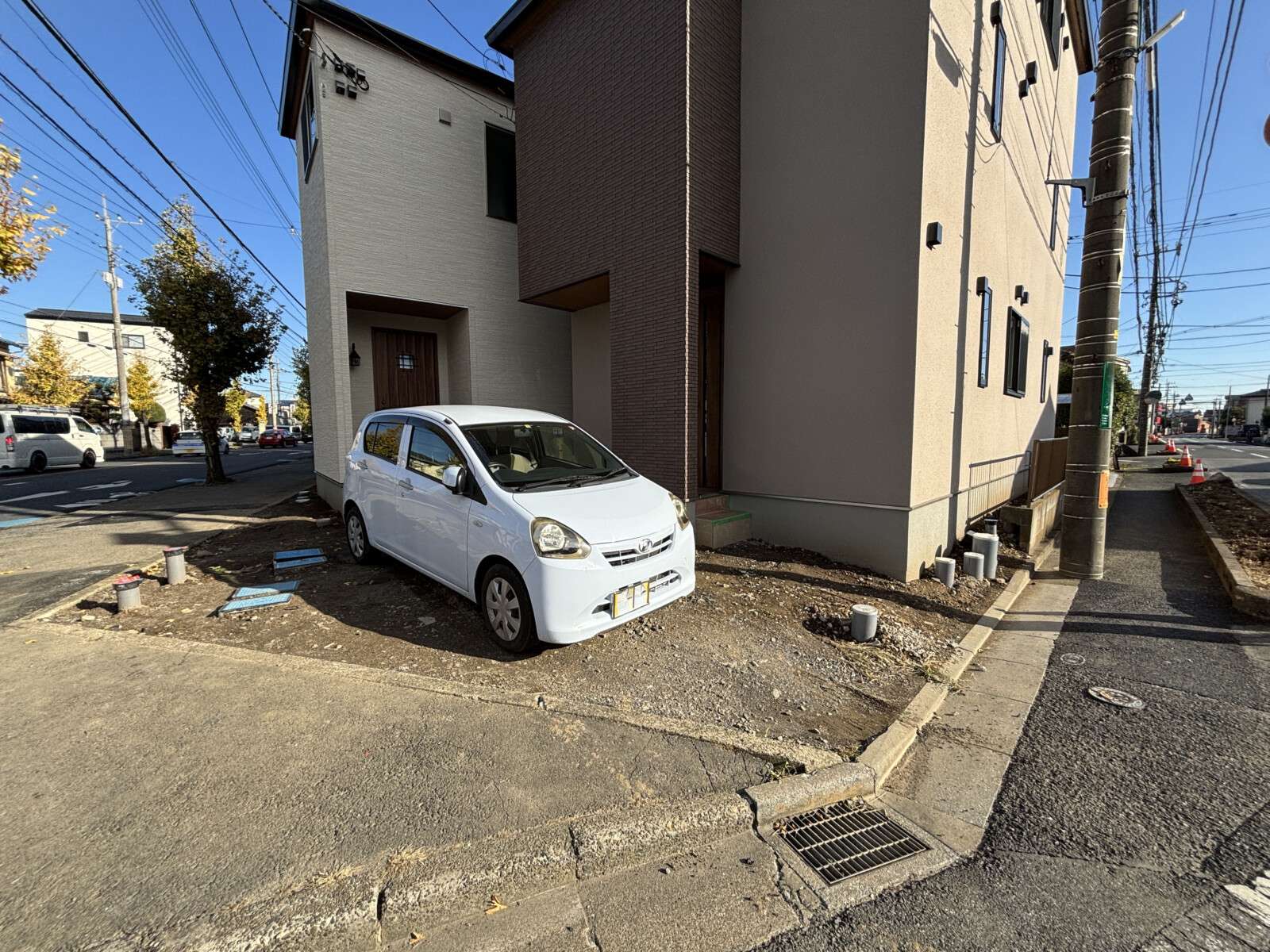 施工前の変形地外構、交通量の多い角地の様子