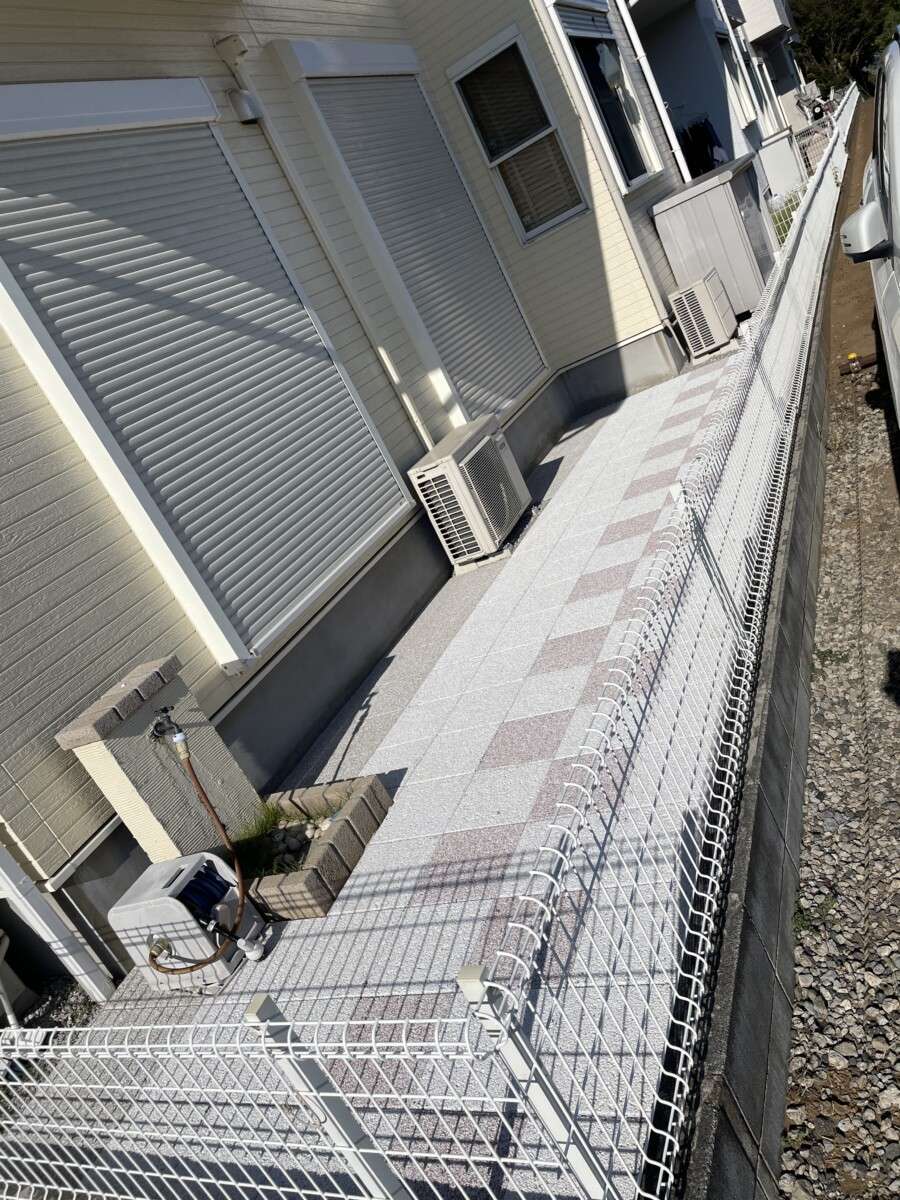 施工後の庭。アクリナペイブで整えられた明るいテラス空間