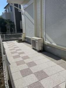 3色を組み合わせたおしゃれな舗装デザイン。アクリナペイブで整えられた明るいテラス空間