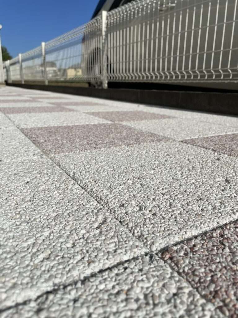 天然石洗い出し加工の表面が美しい東洋工業アクリナペイブ