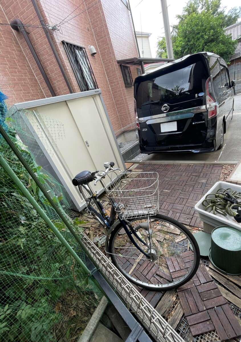 経年劣化で使いづらくなったウッドフロアの庭の全体像（施工前）