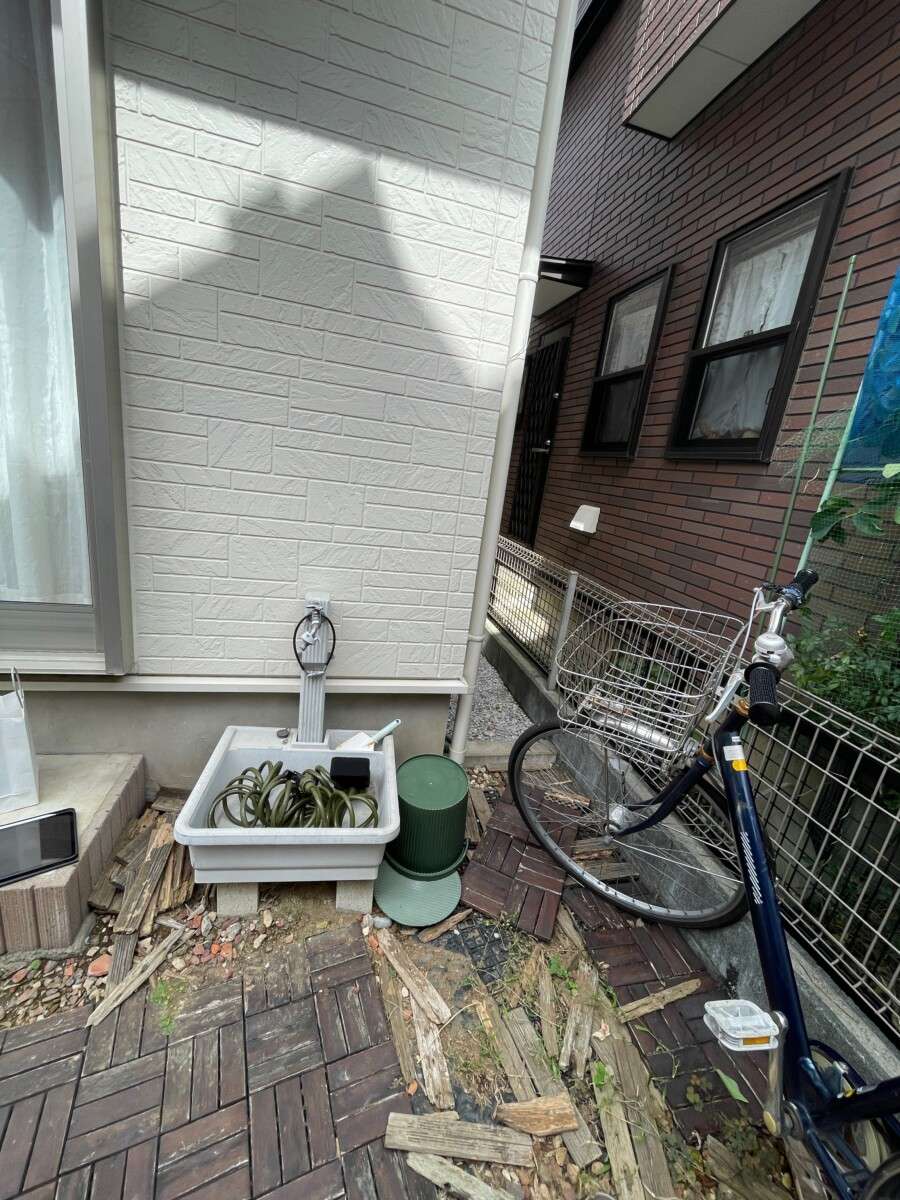 水道部分が古く目立っていた庭の施工前の様子