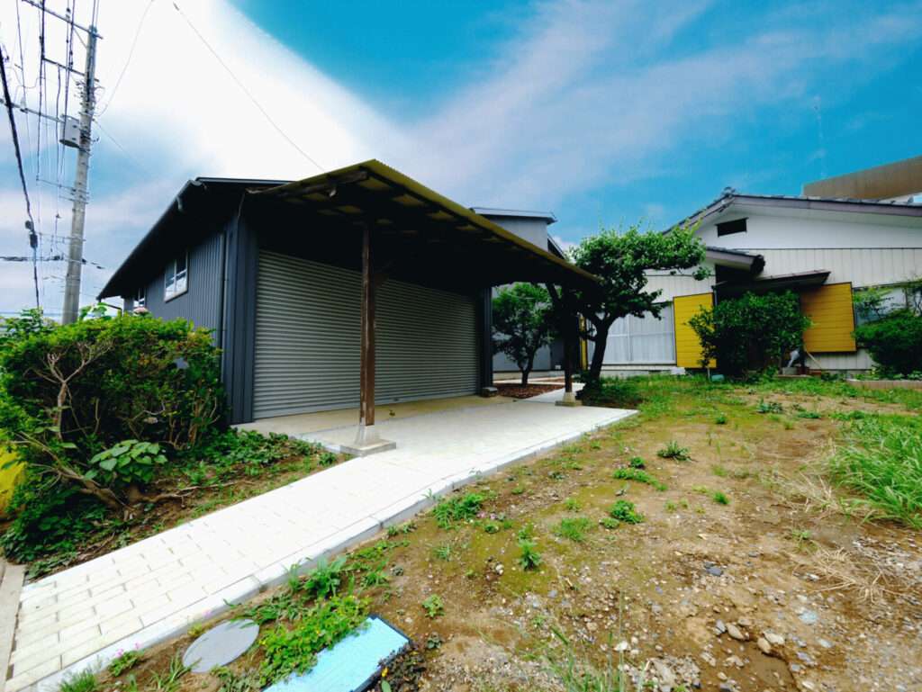 敷地の形状に沿って仕上げた緩やかなカーブのアプローチ