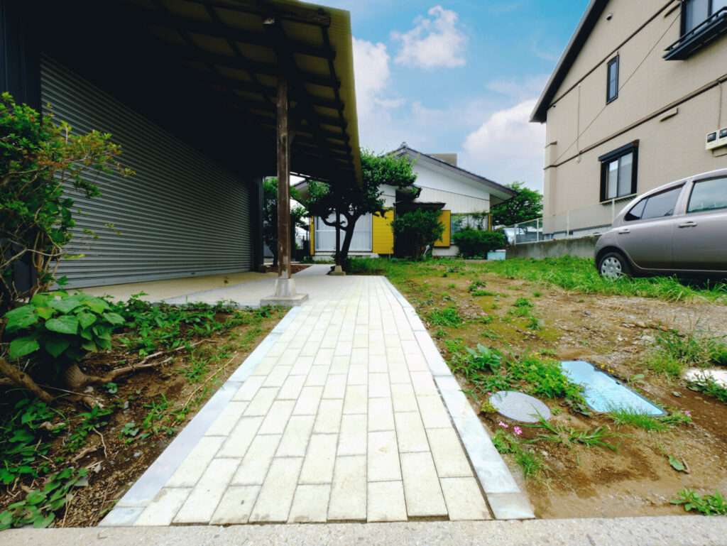ベビーカーでも通れる幅を確保した舗装後の玄関前アプローチ