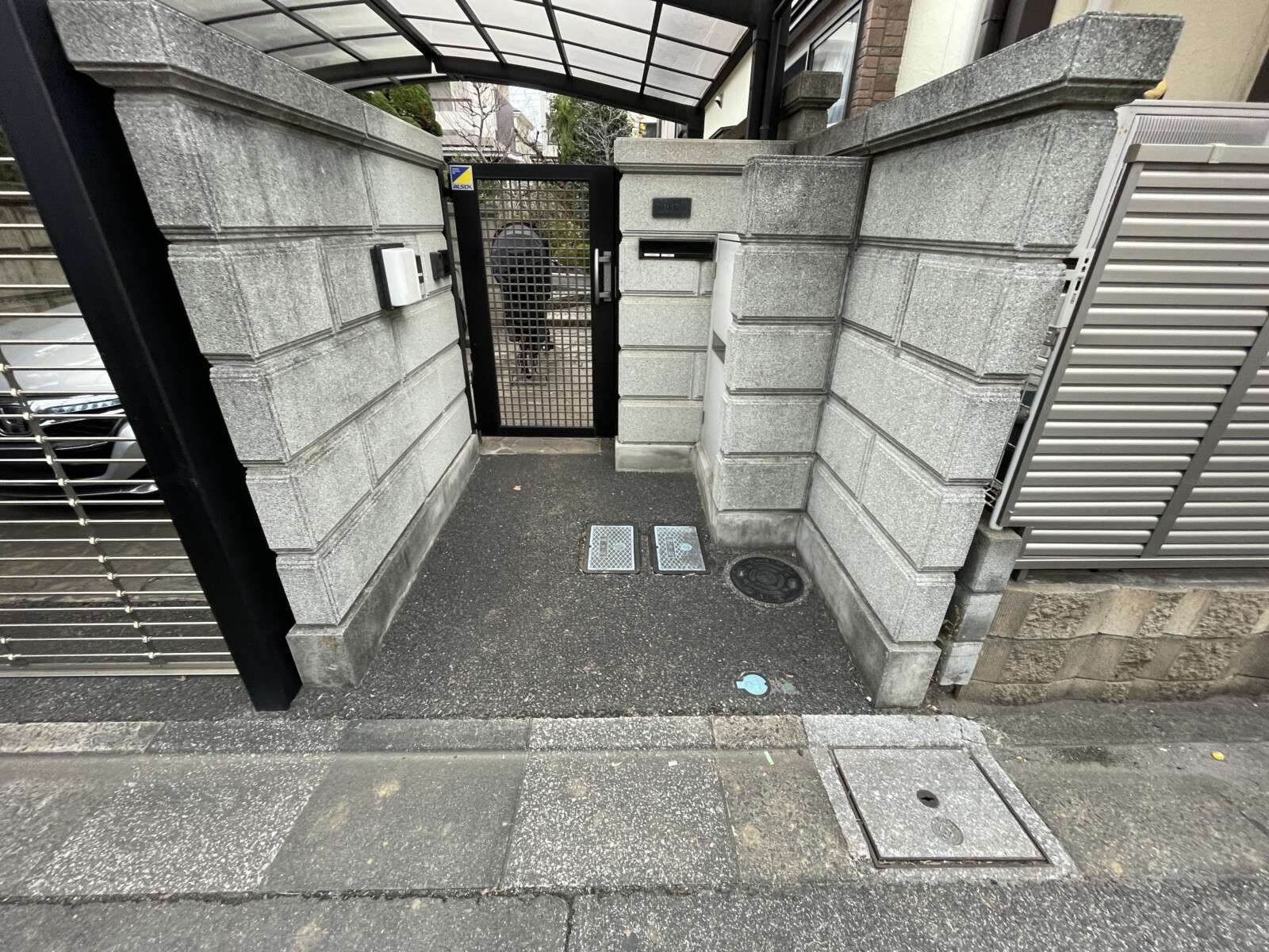 施工前の門まわり。和風の袖壁とブロック造のポストまわり