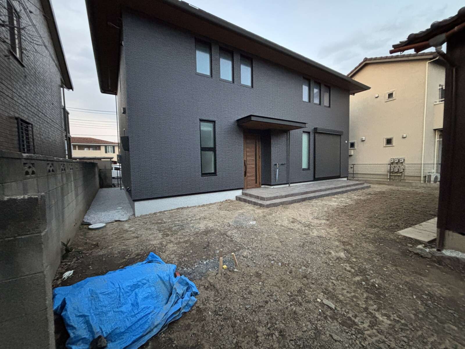 施工前の水勾配が取れない外構箇所全景(さいたま市)