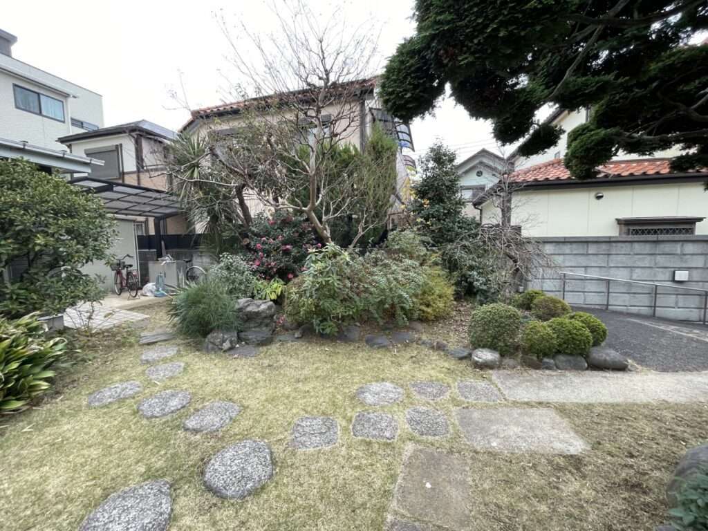 施工前の飛び石の庭。動線上に不規則に並ぶ石材