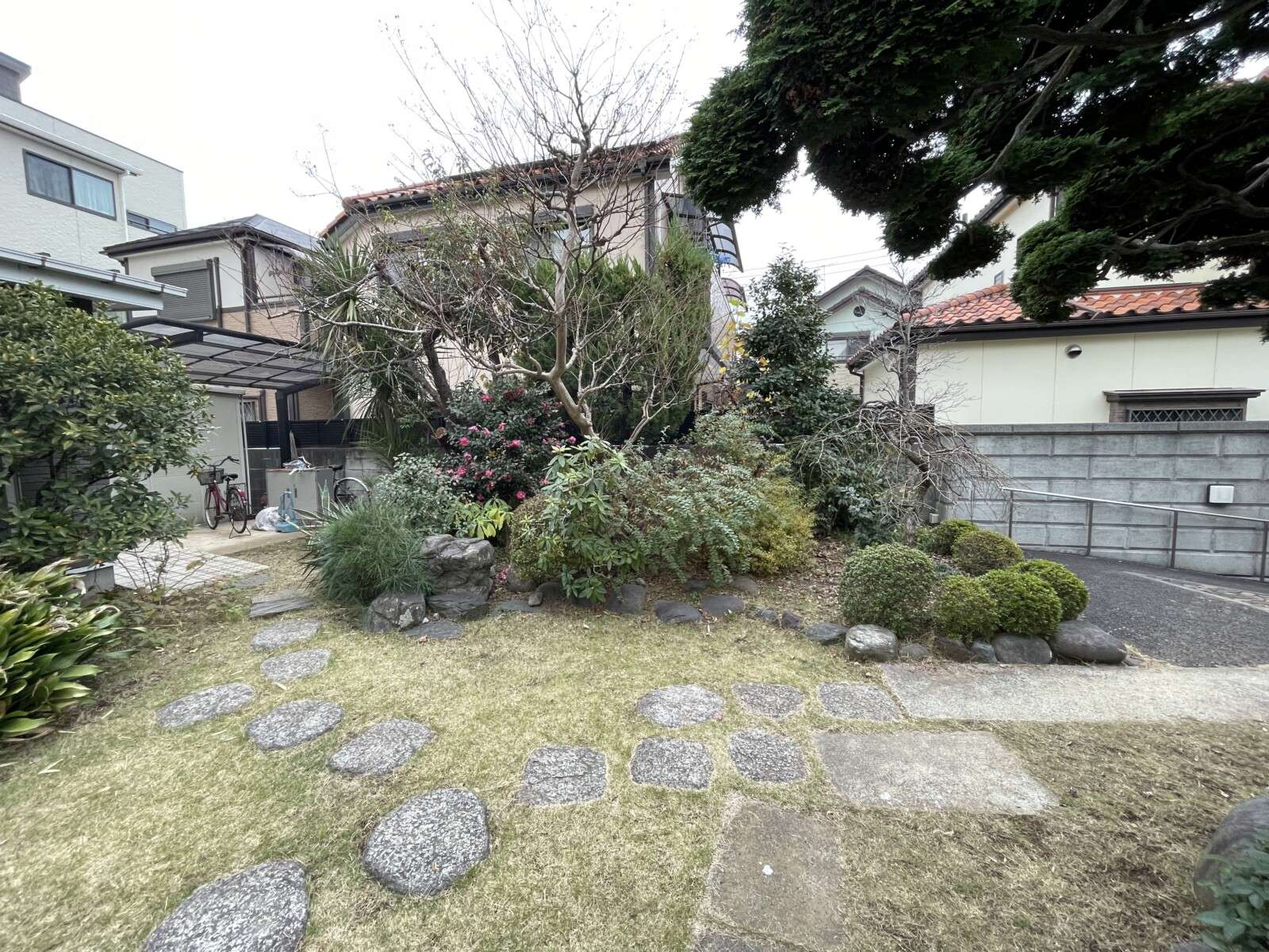 施工前の飛び石の庭。動線上に不規則に並ぶ石材