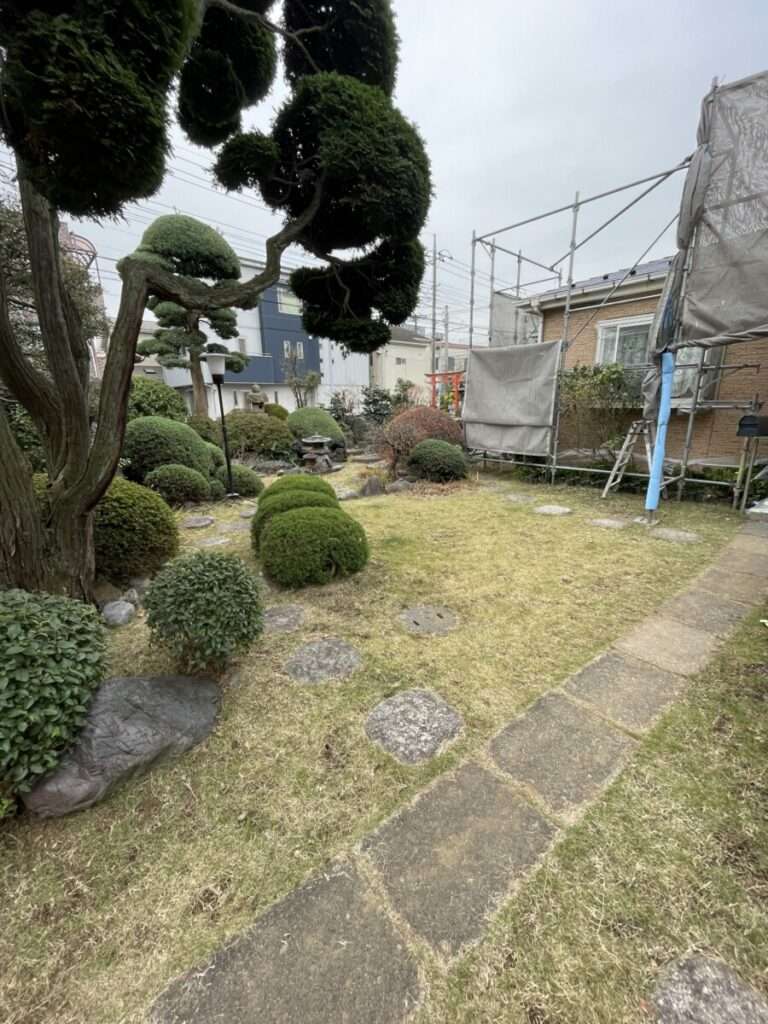 成長した植栽が広がるリフォーム前の庭の様子