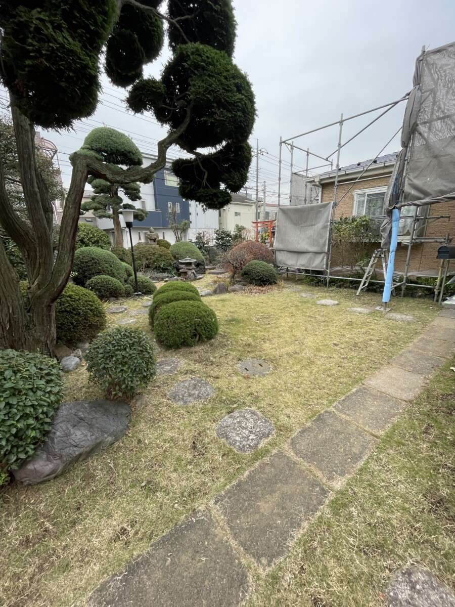 成長した植栽が広がるリフォーム前の庭の様子