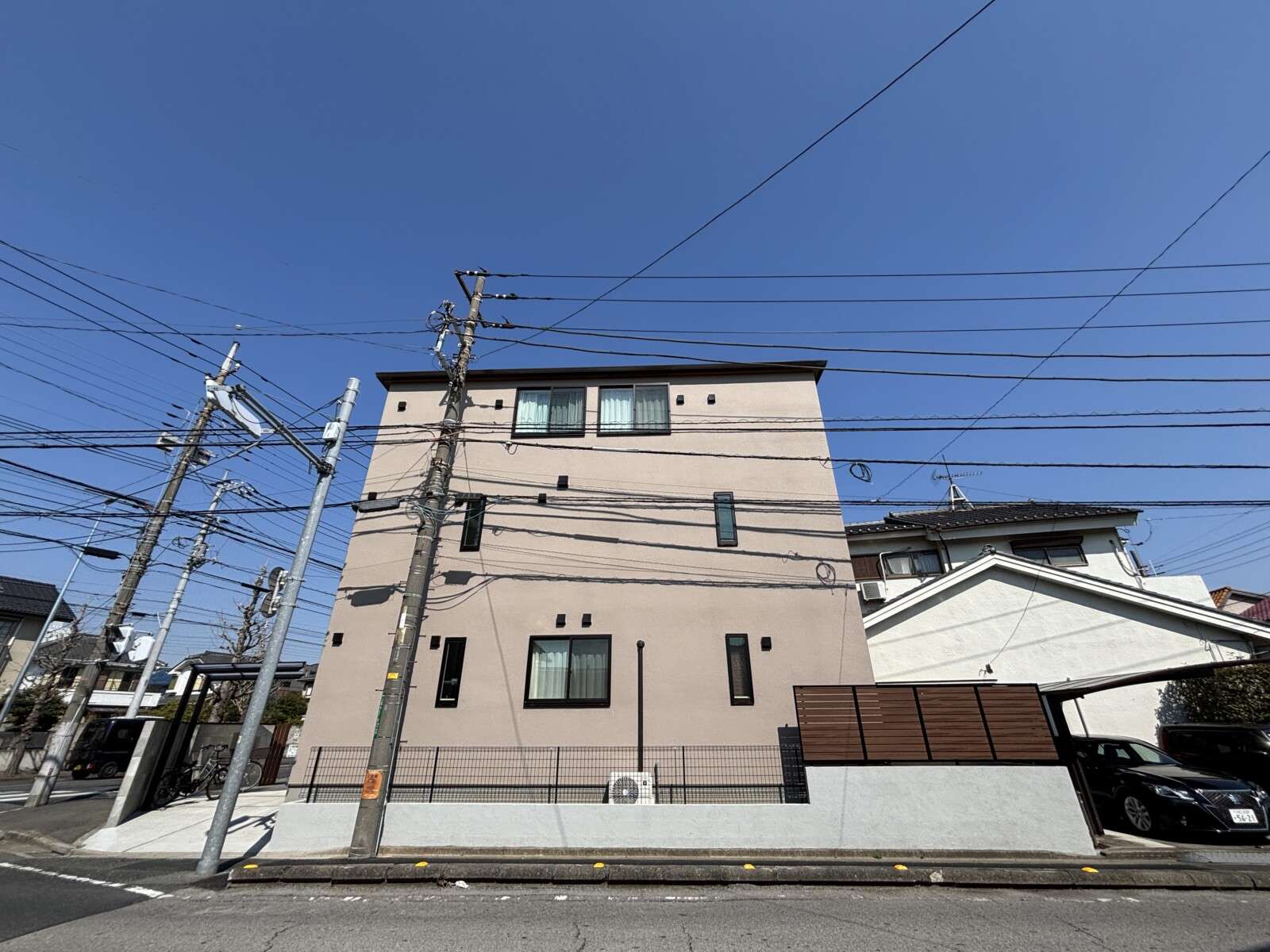 必要な所にだけ目隠しフェンスを張り予算にメリハリをつける