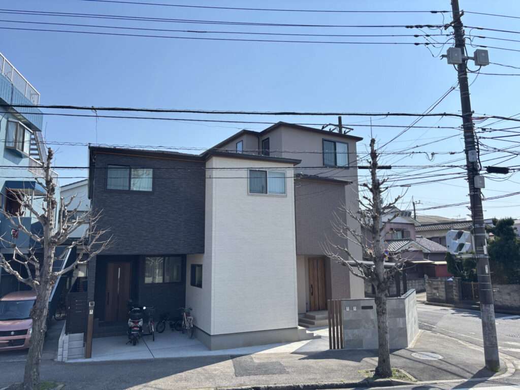 施工後のタイル門柱と塀で区切られた道路沿いの外構