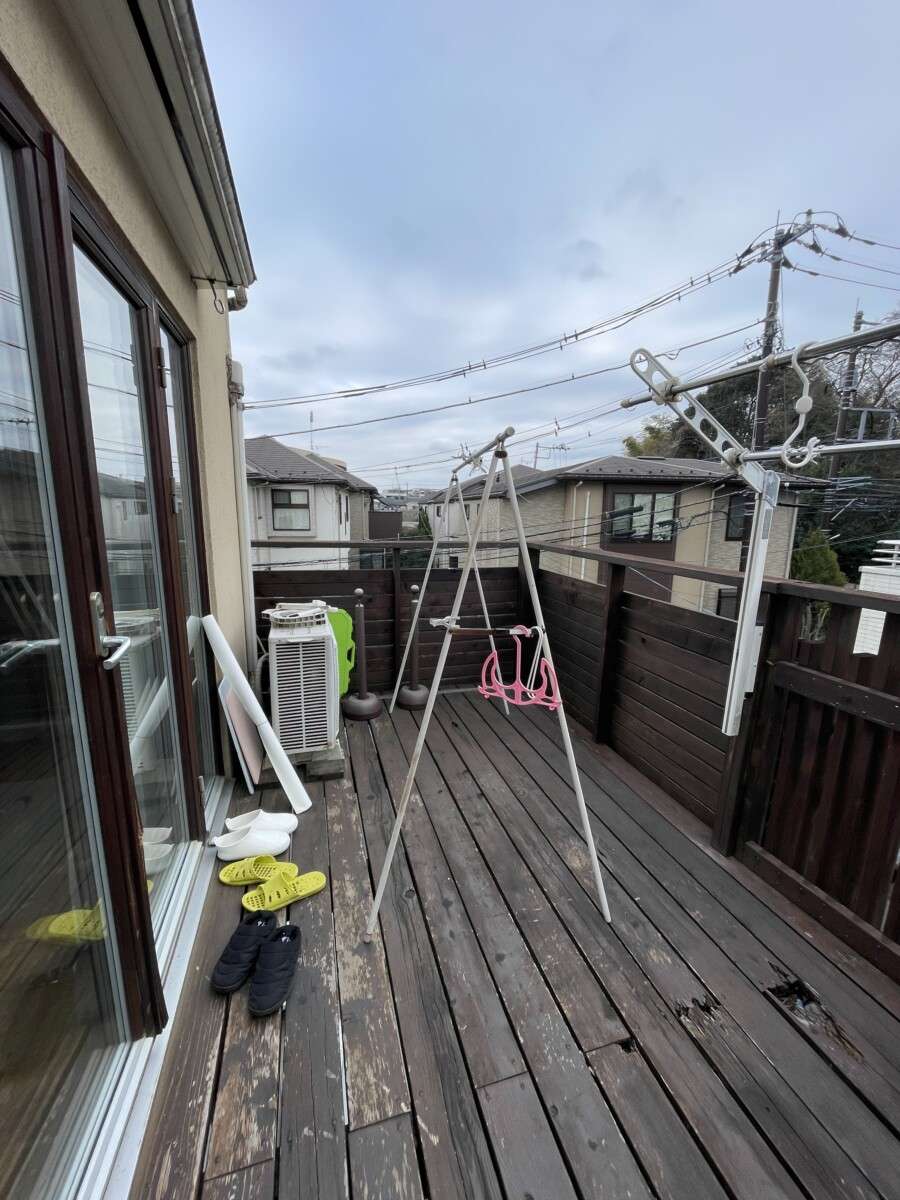 【施工前】経年劣化により床板の一部が欠落し、底が抜けそうになっていた木製ベランダの全体像。