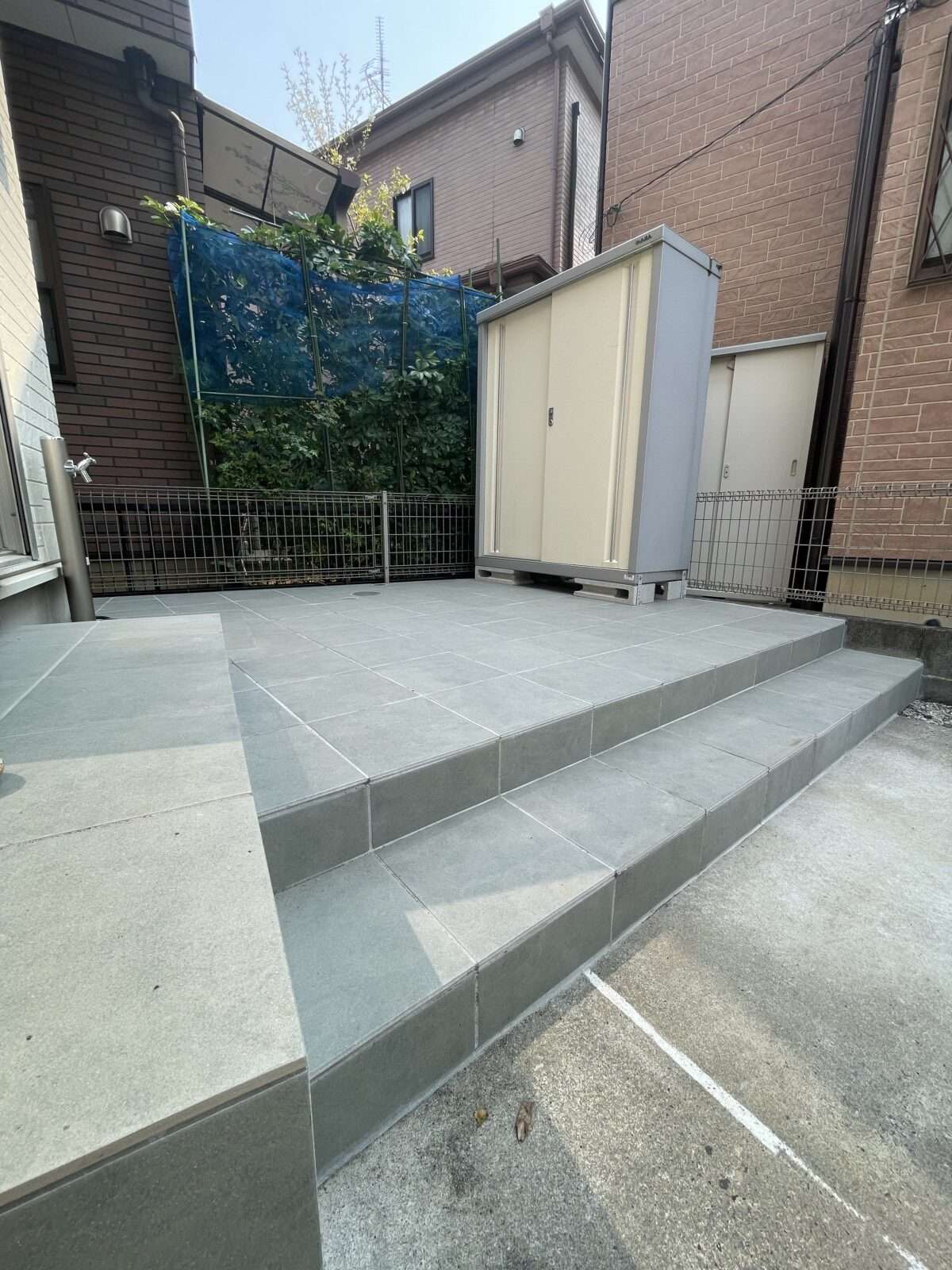 変形土地を活用した広々としたタイルデッキ空間