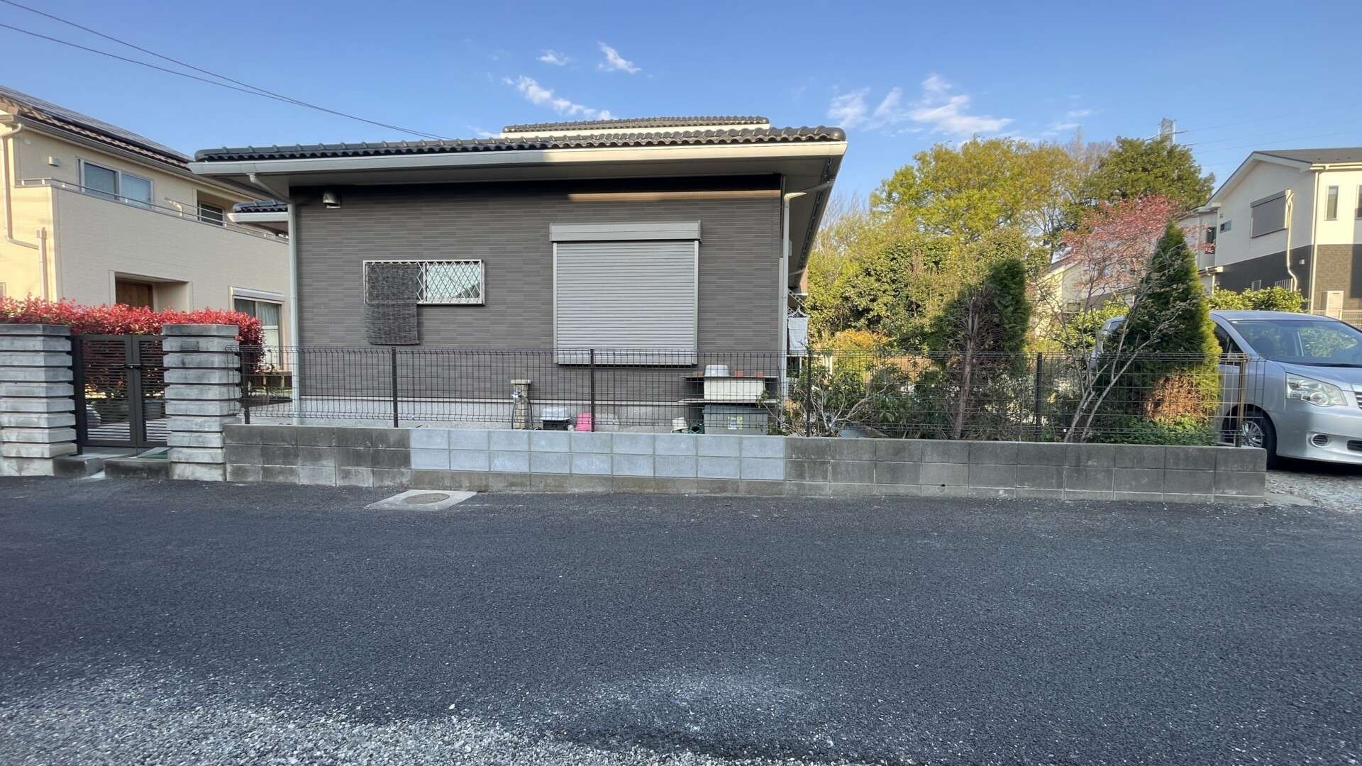 メッシュフェンスと門扉が取り付けられた施工後の外構（正面から撮影）