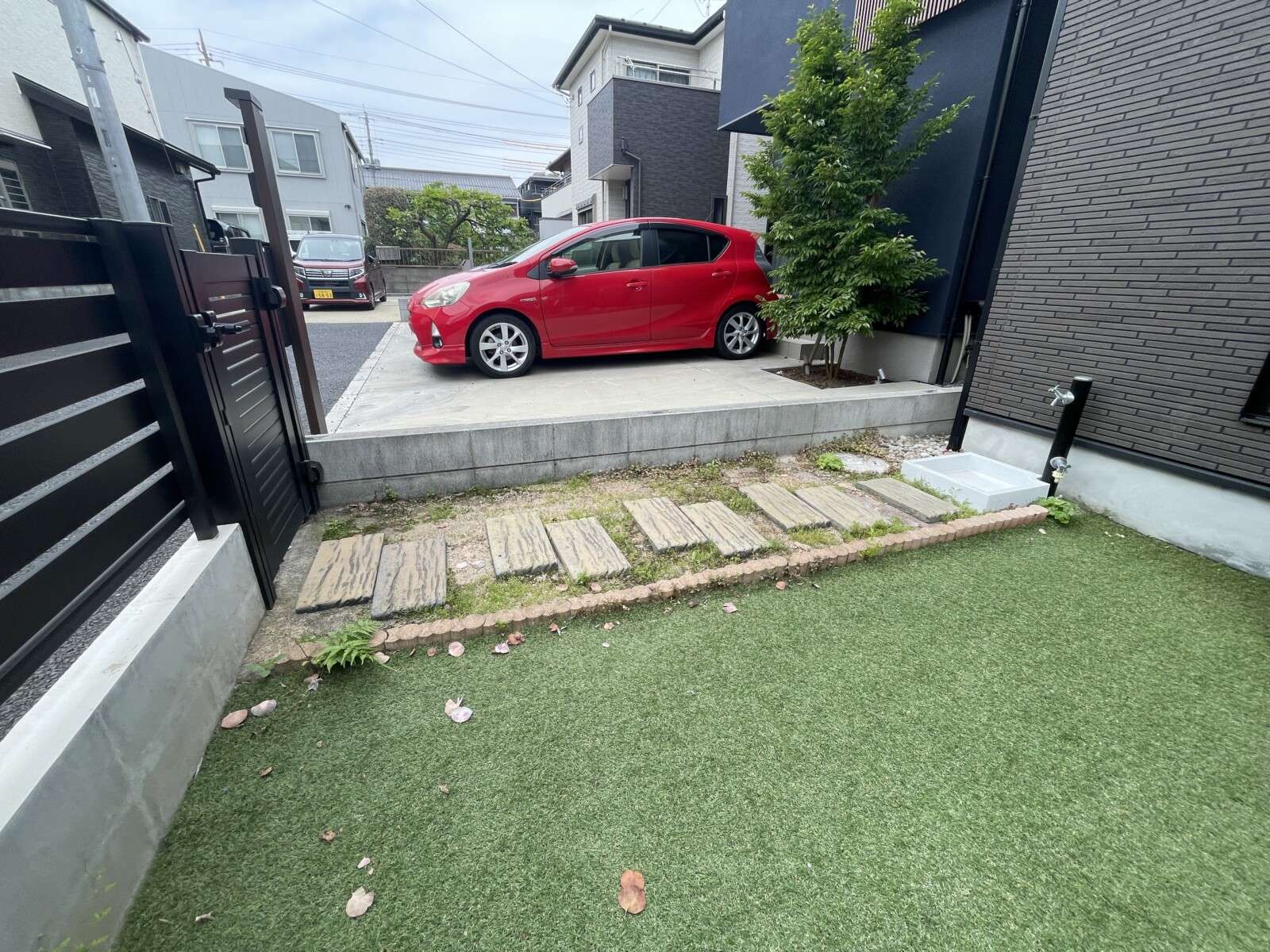 施主様がDIYで設置した枕木や平板の様子