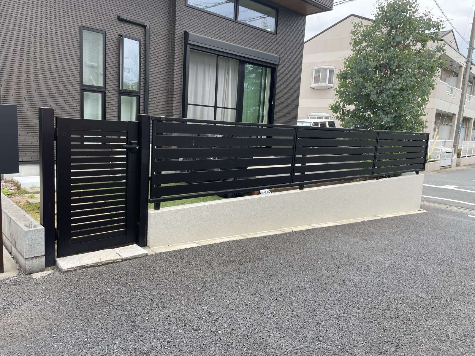 お庭へと続くアプローチのビフォー写真