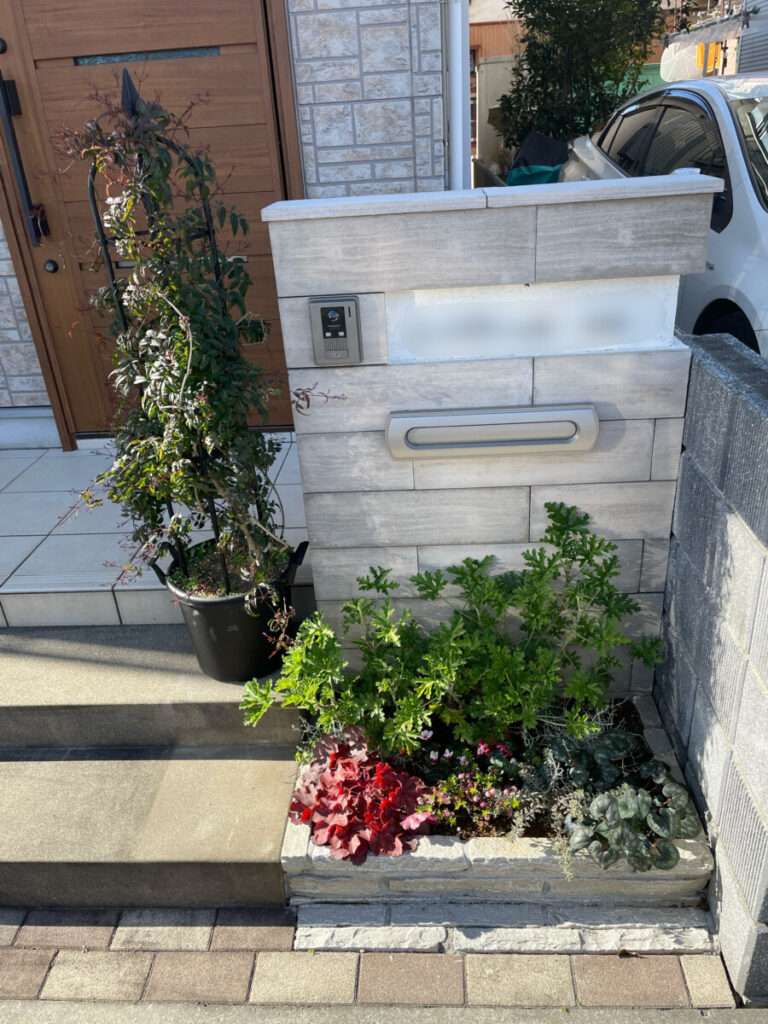 花壇と重厚感のある門柱で美観が整った玄関前のリフォーム後