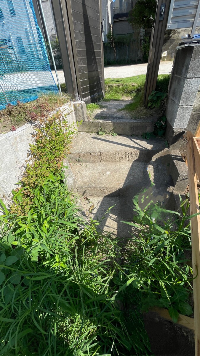 リニューアル前の経年劣化した古い門扉が付いた通用口