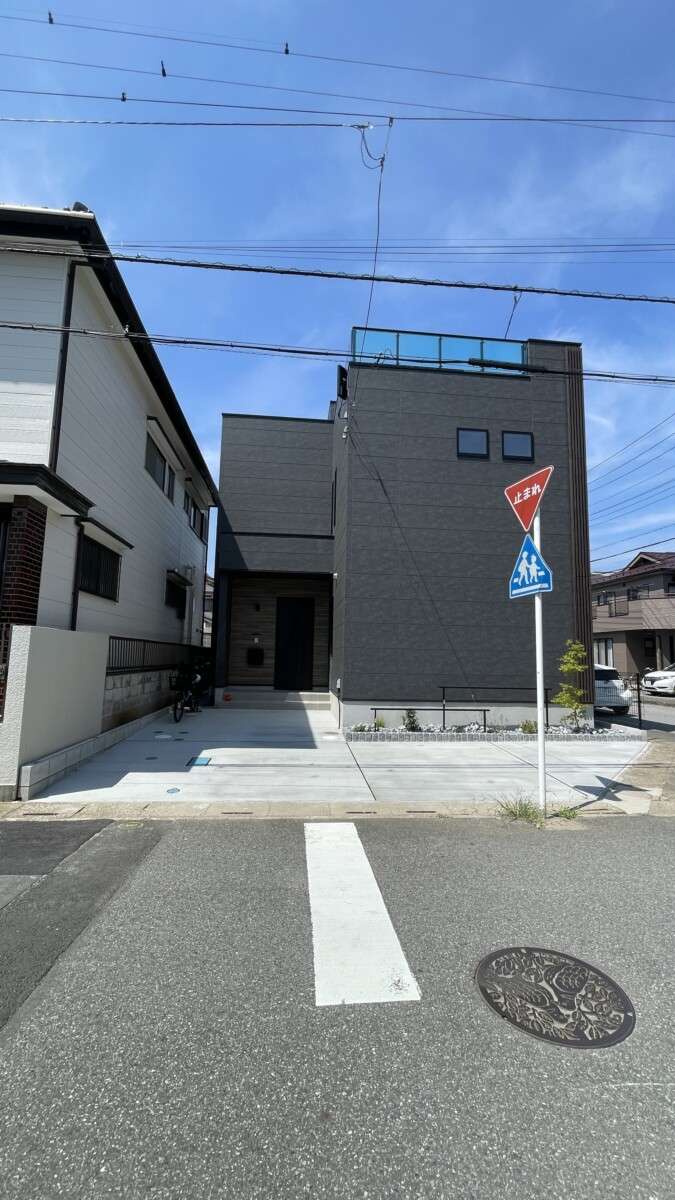 駐車スペースから玄関に続くシンプルで機能的なアプローチ