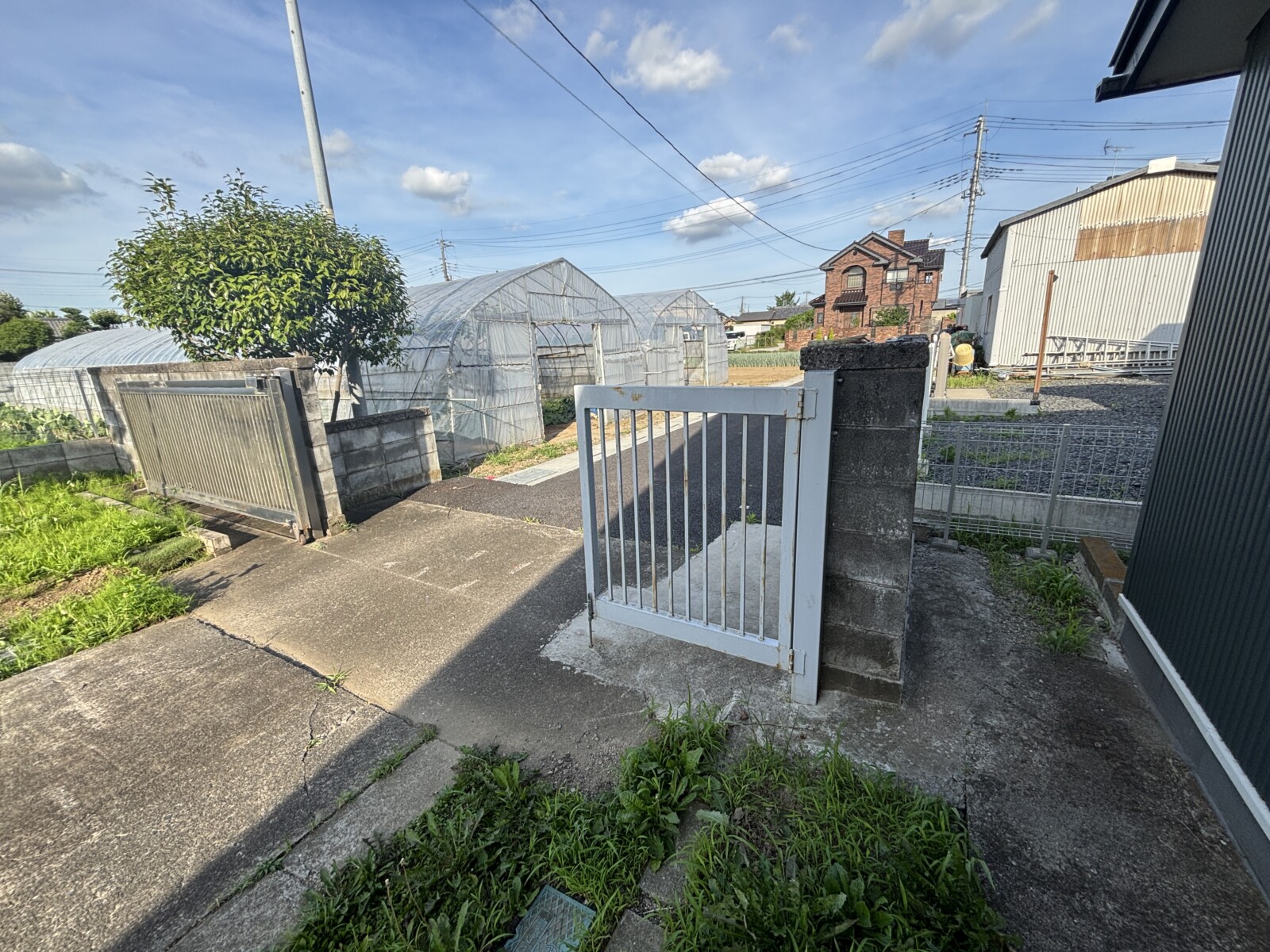 開閉しづらい大きな引き戸と開き戸のbefore写真