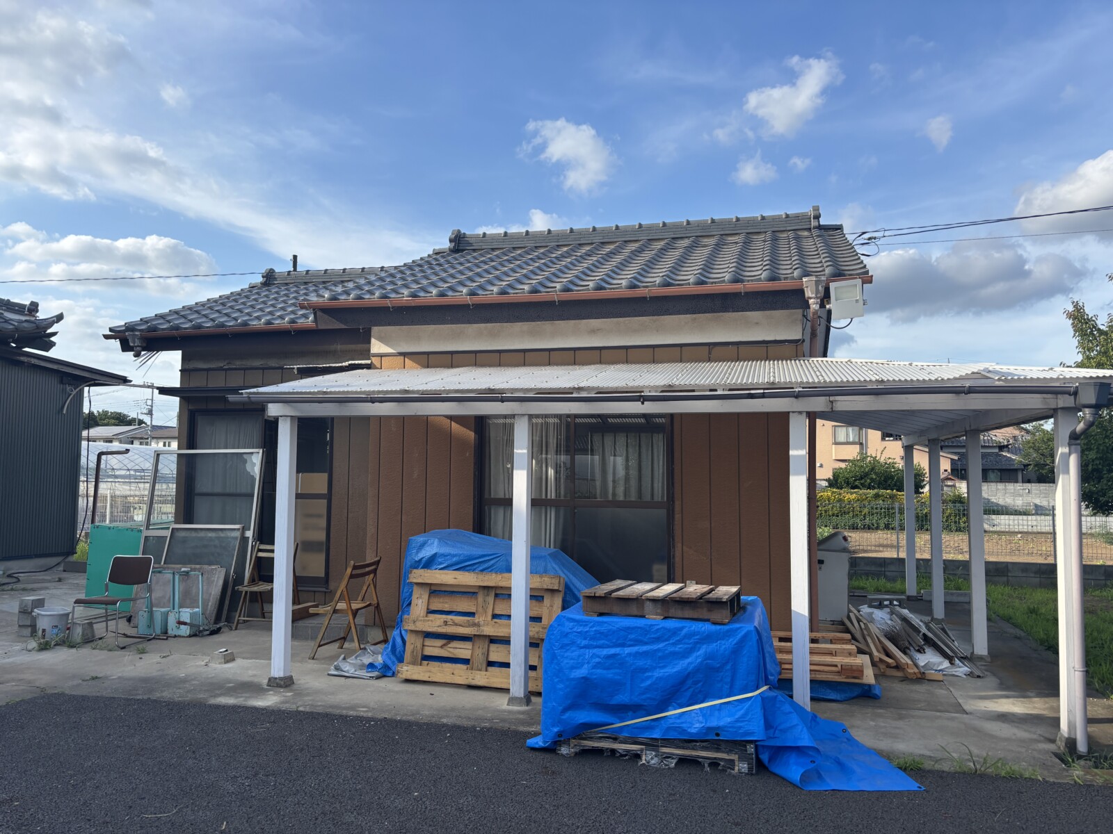 乱雑とした離れ前のビフォア写真