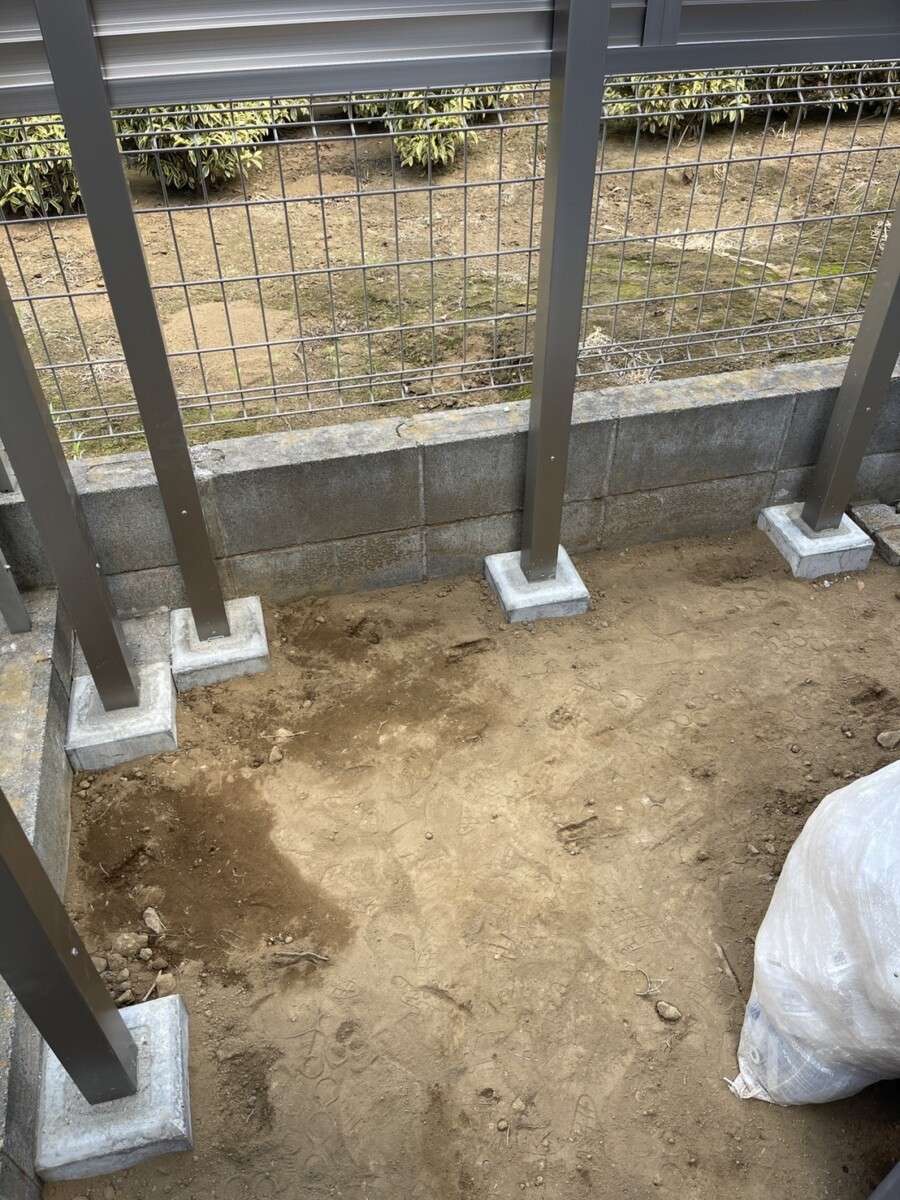 既存メッシュフェンスを利用することで抜け感を確保