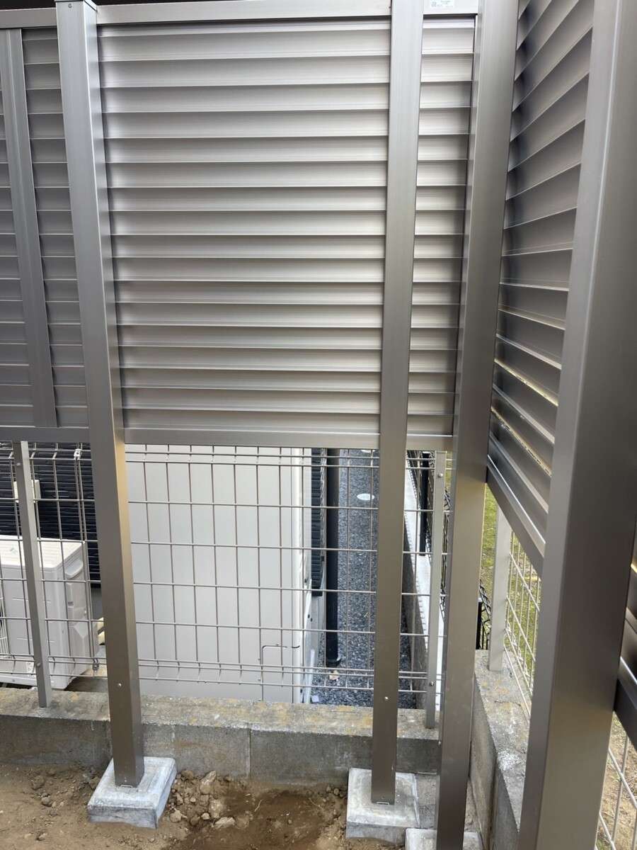 シャイングレーのルーバーフェンスと既存メッシュフェンスの組み合わせ