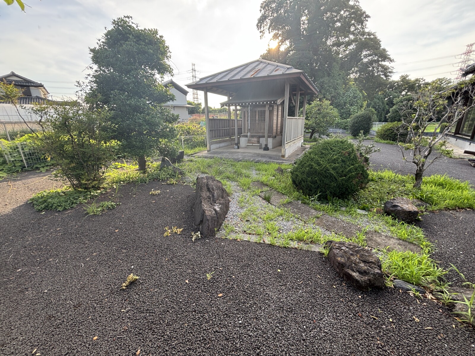社の周りに雑草が生い茂ったbefore写真