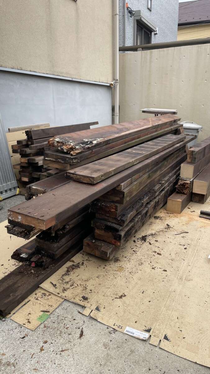 木材の接合部から腐食が広がった木材