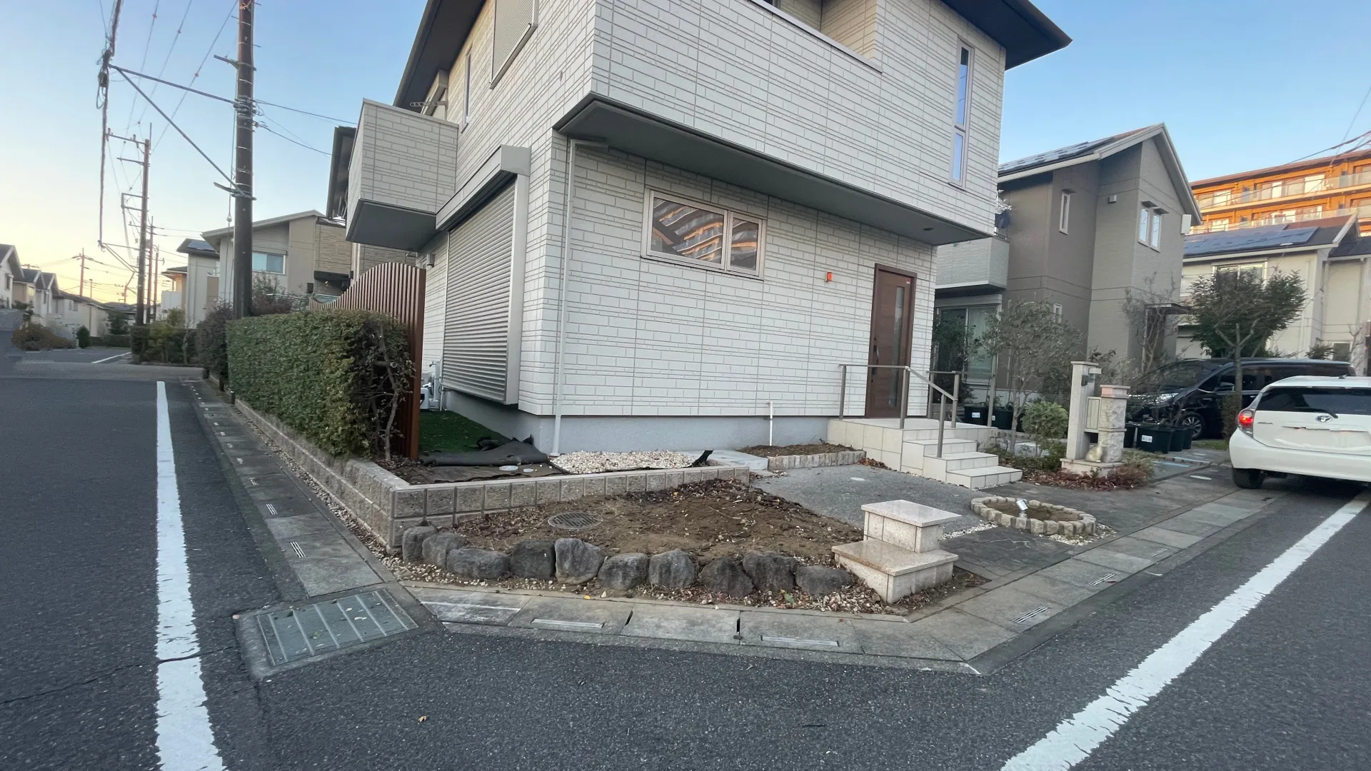 新しい駐車スペースを確保するために地盤を整えている様子。