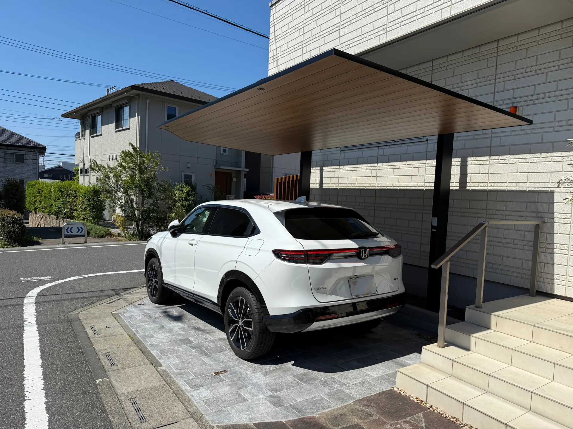 タイルの「受け」を丁寧に切り欠いて設置されたカーポートのサポート柱。強風対策も万全な仕上がり。