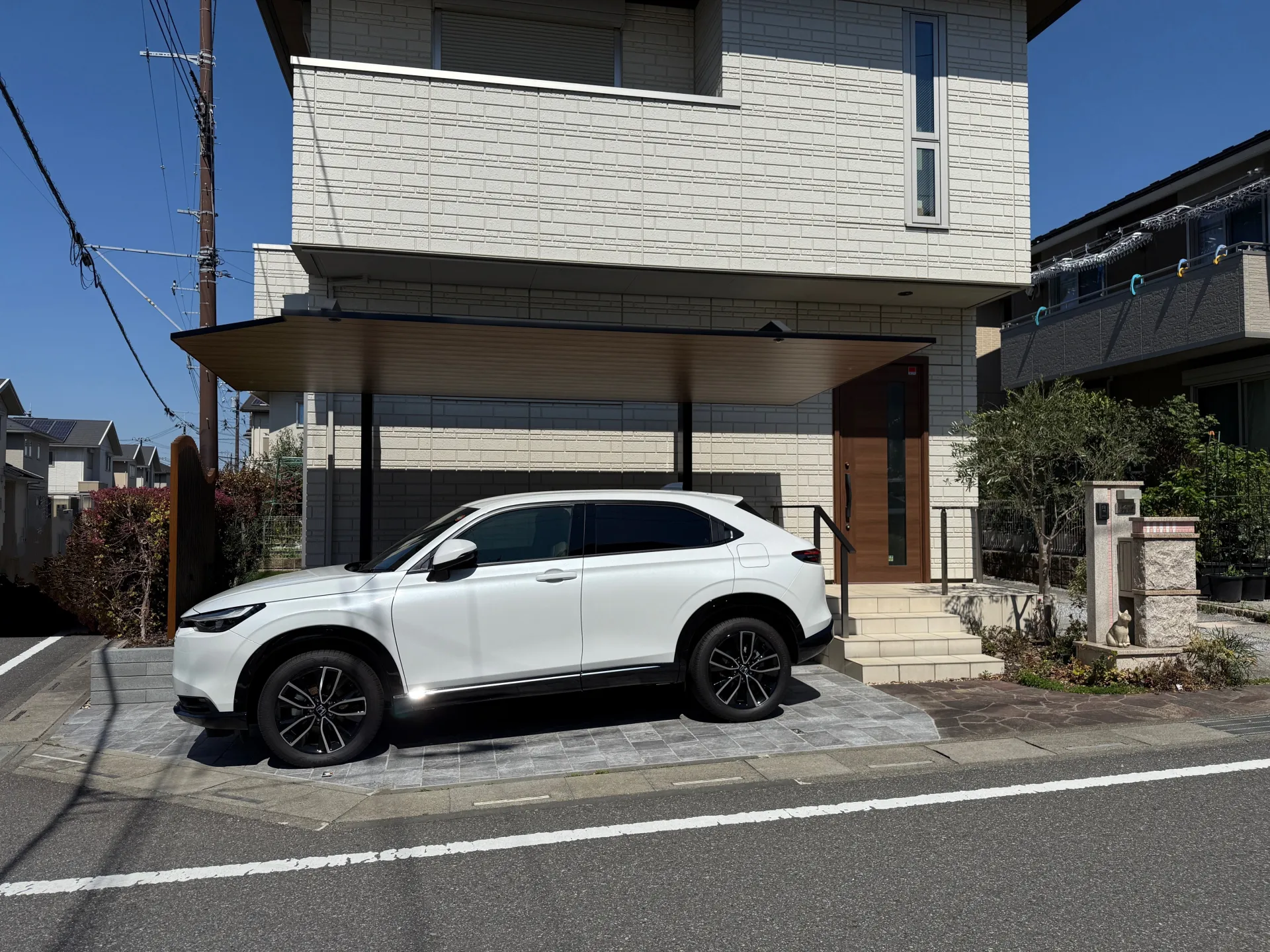 隅切り地に合わせて屋根を斜めにカット（現場合わせ）したカーポートSC。敷地をミリ単位で有効活用。