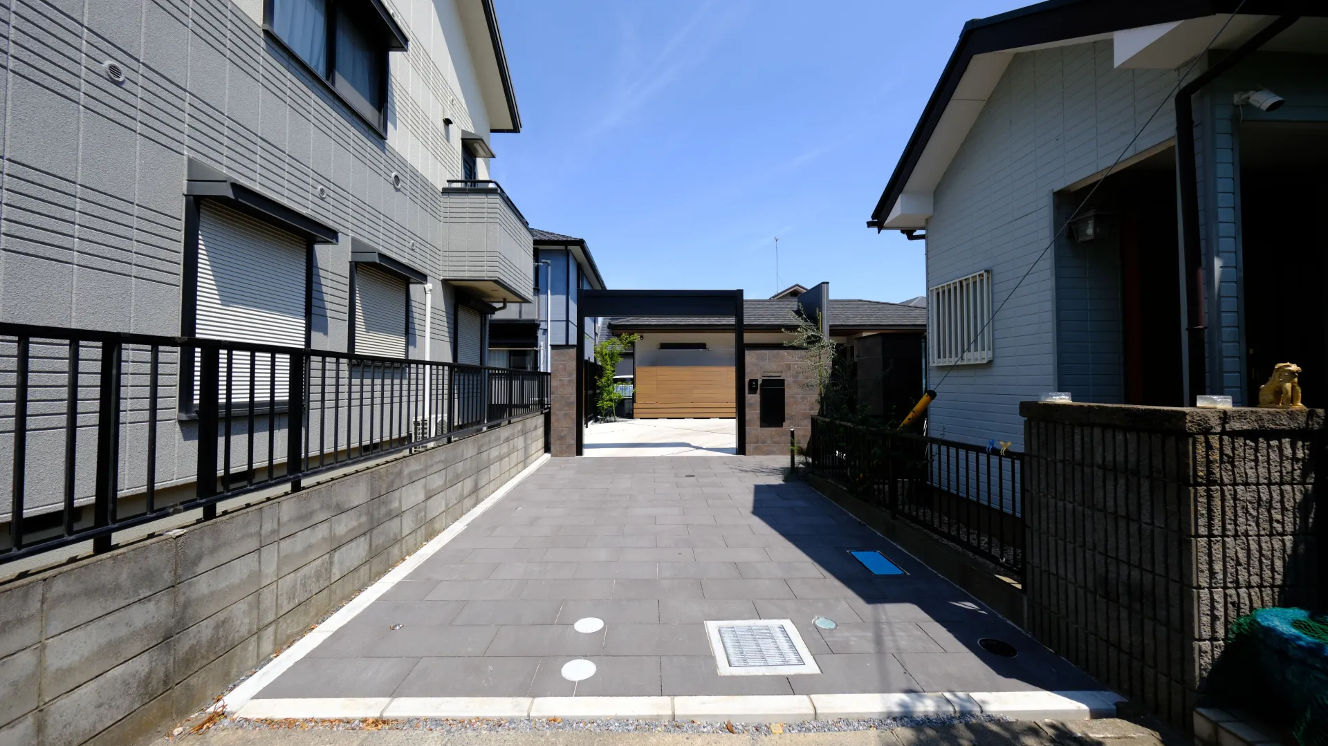 東洋工業プラーガペイブ（透水性インターロッキング）を敷いた進入路。グランドライト埋め込みの外構施工例。