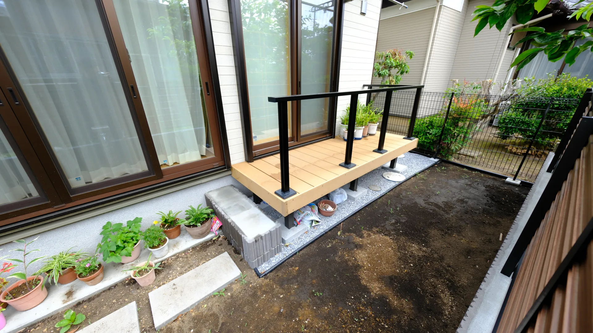 LIXIL 樹ら楽ステージと庭スペースを確保した新築外構の施工例。植栽を植えながら暮らしを楽しめるデザイン。