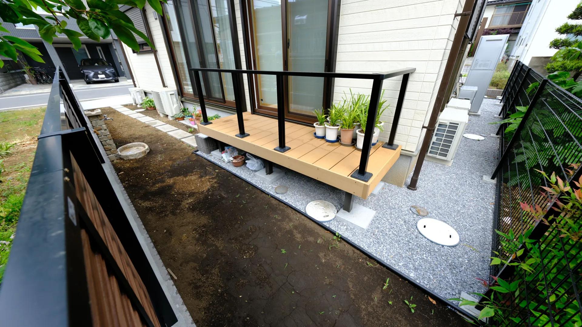 植栽スペース脇に設置したおしゃれな立水栓の施工例。水やりに便利な位置に配置したさいたま市浦和の新築外構。