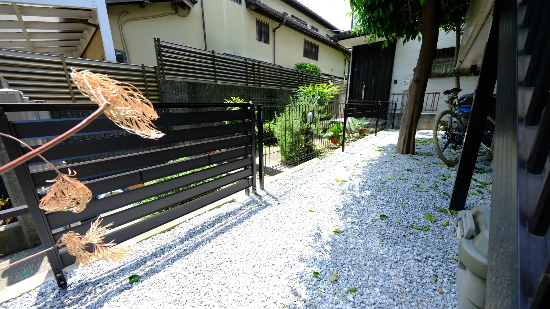 施工後の正面外観。ラインが整うことで同じ建物でも印象が大きく変わることが伝わる仕上がり。